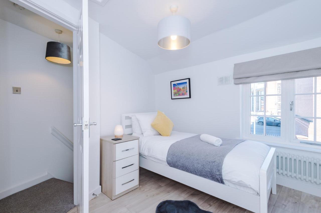Stylish Home With Canal Views Chester Exteriör bild