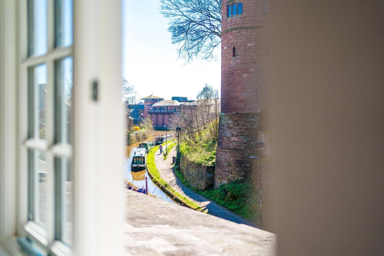 Stylish Home With Canal Views Chester Exteriör bild