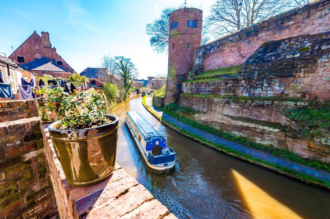 Stylish Home With Canal Views Chester Exteriör bild
